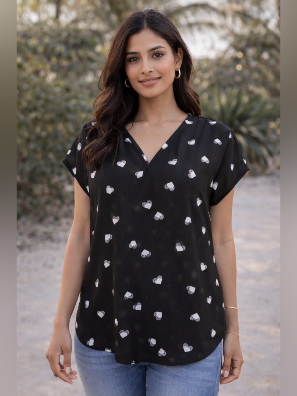 DR2 Medium Black and White Heart V-neck Blouse